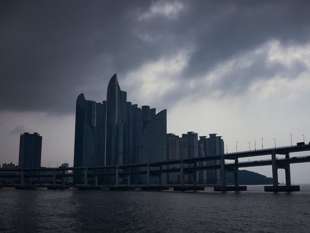 광안리에서 보는 큰 건물
