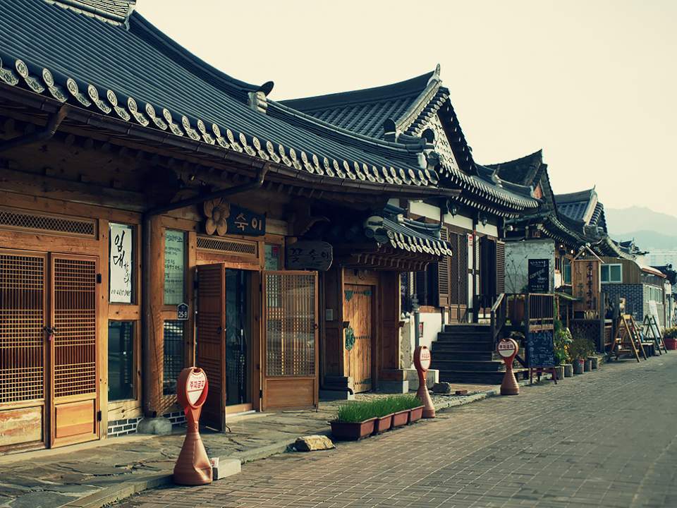 기와장이 보이는 길거리