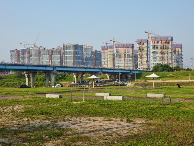 저 멀리에서 보는 건물들
