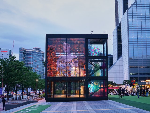 코엑스 앞에서 보는 작은 건물
