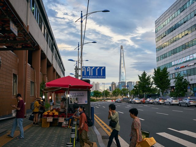 지하철역 앞에서..