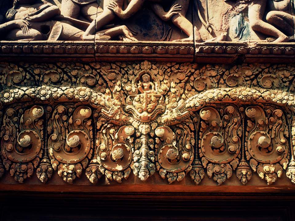 Banteay Srey 어느 문 위쪽에서..