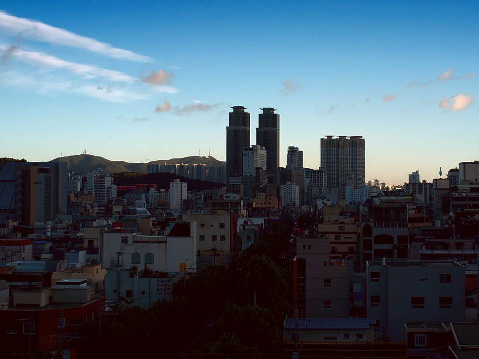 집 옥상에서..