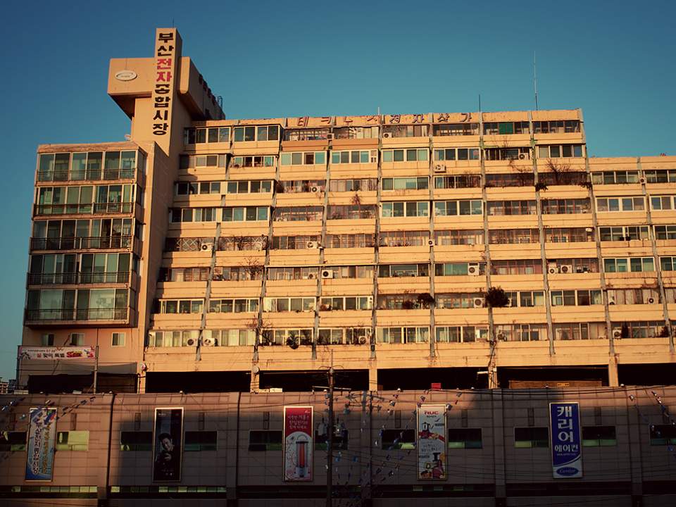 햇볓에 물든 건물