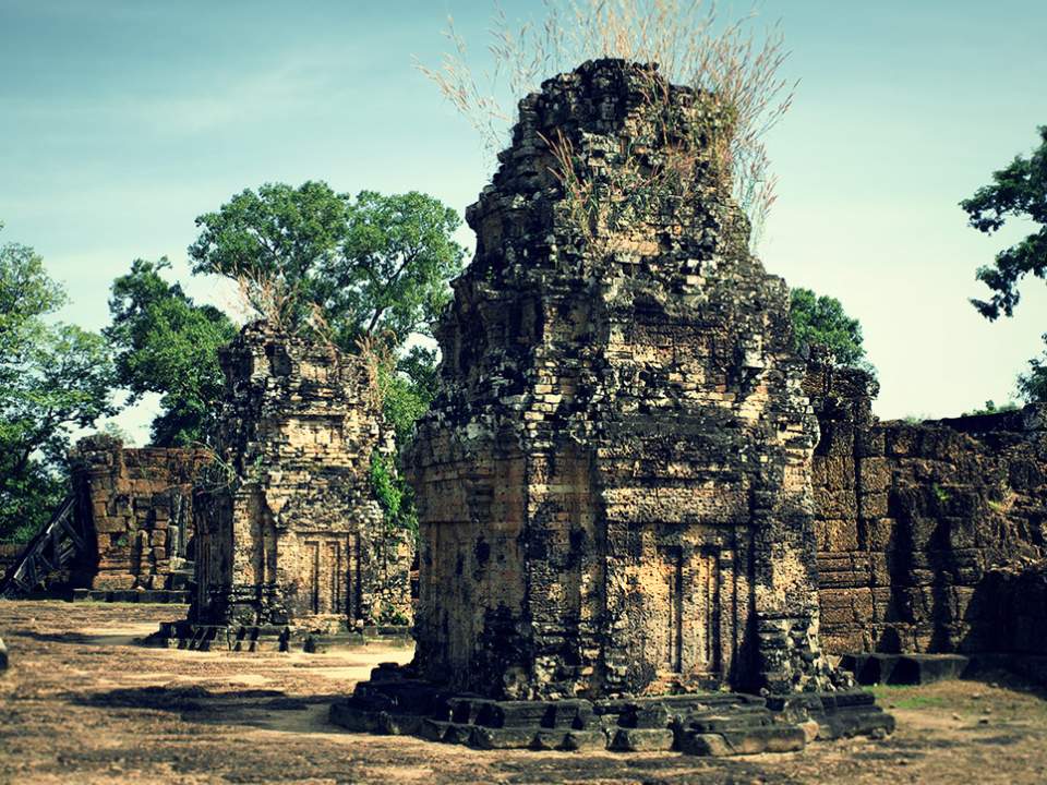 East Mebon에서 본 탑들