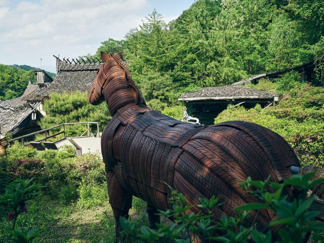 산속에서 보는 고구려 대장간 마을의 모습